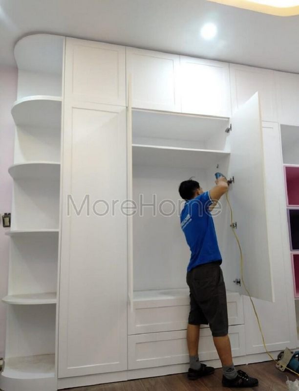 Mẫu tủ quần áo cao cấp sang trọng với thiết kế kịch trần, kết hợp kệ trang trí bên ngoài để nhiều gia chủ yêu thích và đặt hàng tại MoreHome